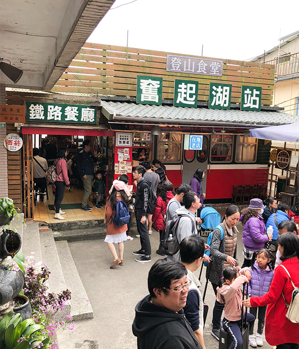 登山食堂店門廣場